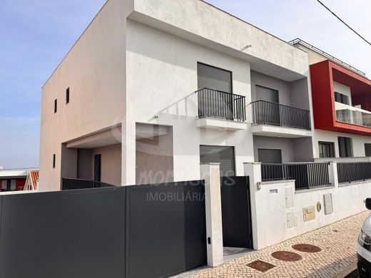 Συγκρότημα ανεξάρτητων κατοικιών σε Λόυρες, Loures