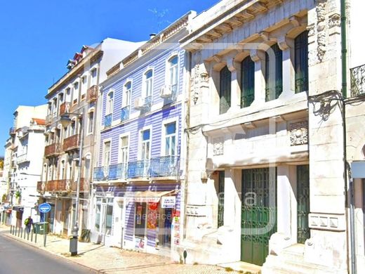 Kantoor in Alcântara, Almada