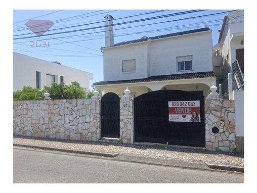 Dom jednorodzinny w Charneca de Caparica, Almada