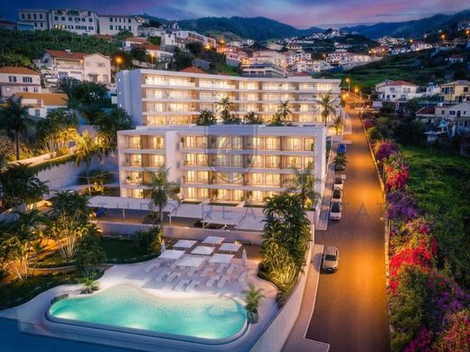 Apartment / Etagenwohnung in Calheta, Madeira