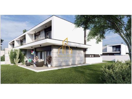 Συγκρότημα ανεξάρτητων κατοικιών σε Vila Nova de Famalicão, Distrito de Braga