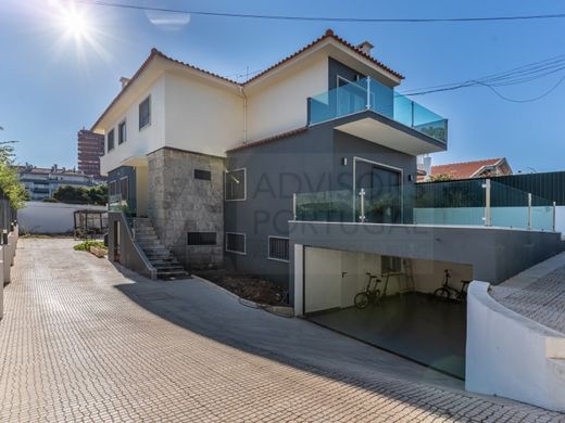 Mehrfamilienhaus in Oeiras, Lissabon