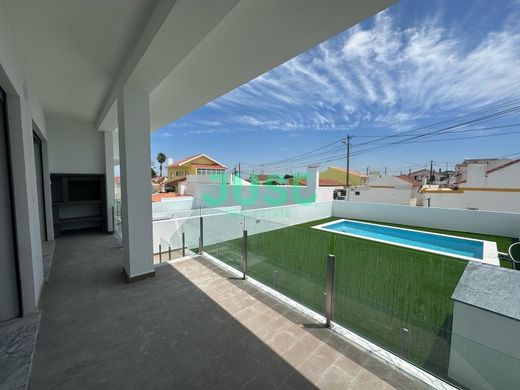 Willa wielorodzinna w Charneca de Caparica, Almada