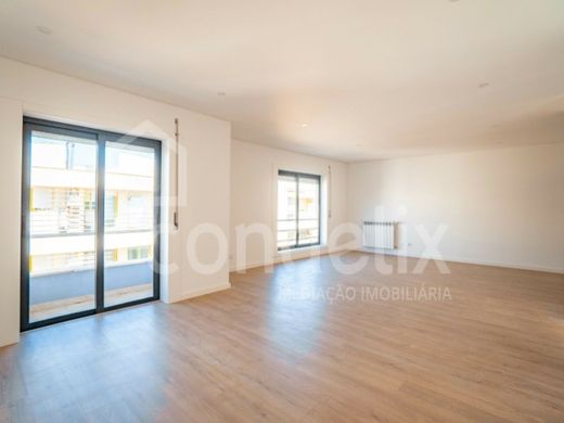Apartment / Etagenwohnung in Loures, Lissabon