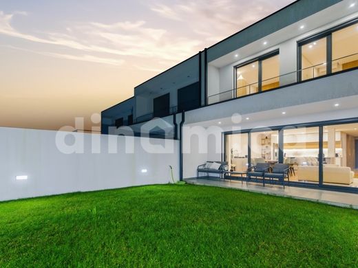 Mehrfamilienhaus in Vila Nova de Famalicão, Distrito de Braga