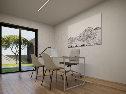 Luxury home in Aroeira, Almada