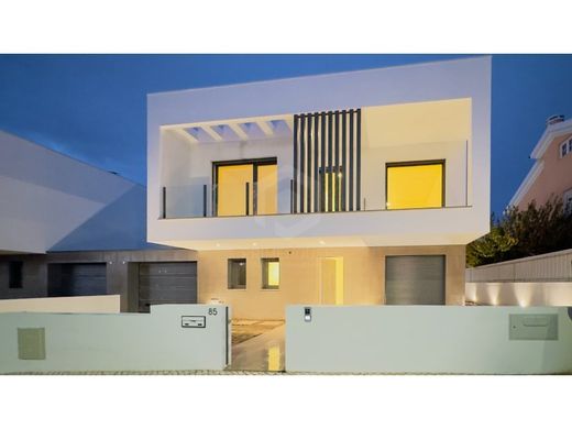 Dom jednorodzinny w Charneca de Caparica, Almada