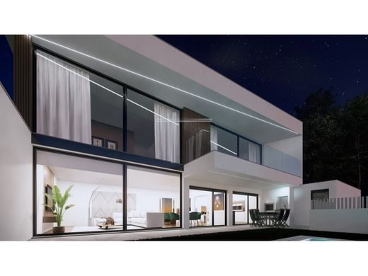 Detached House in Aroeira, Almada