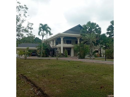 Detached House in Kampong Berakas, Daerah Brunei dan Muara