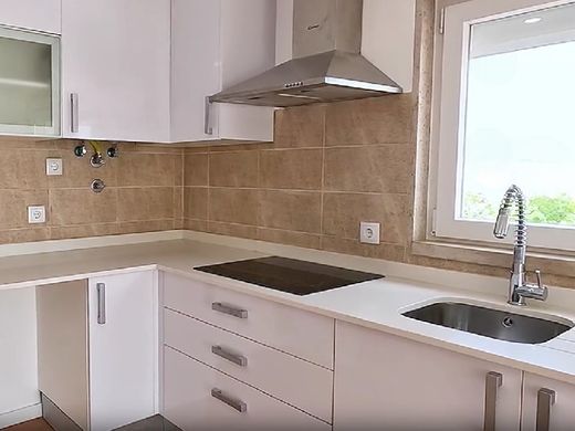 Dom jednorodzinny w Charneca de Caparica, Almada