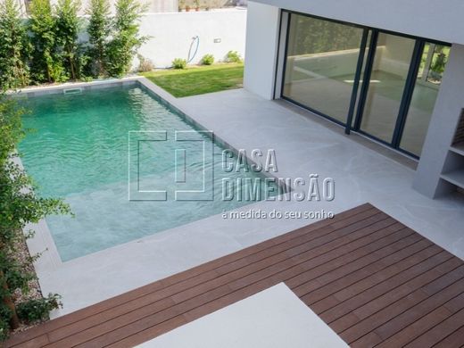 Luxury home in Aroeira, Almada
