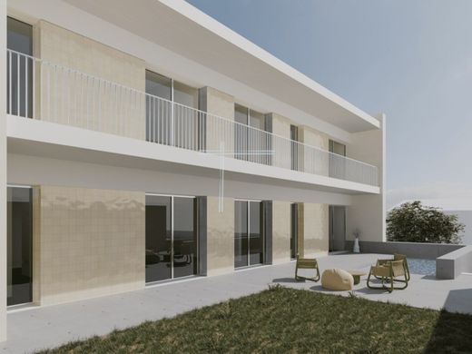 Dom jednorodzinny w Charneca de Caparica, Almada