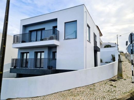 Detached House in Almada, Distrito de Setúbal