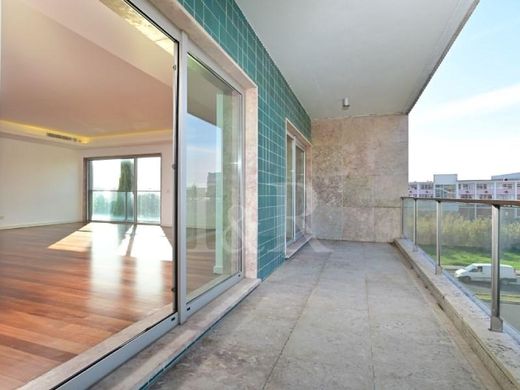 Apartment / Etagenwohnung in Loures, Lissabon