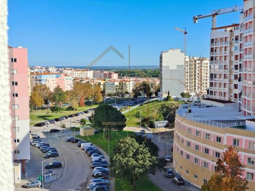 Apartment / Etagenwohnung in Seixal, Distrito de Setúbal