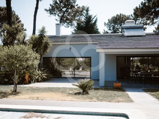 Dom jednorodzinny w Aroeira, Almada