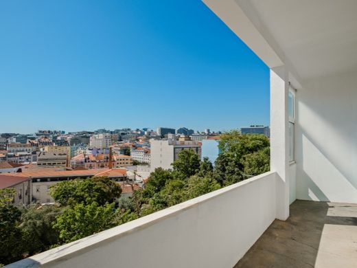 Apartment / Etagenwohnung in Santo António, Lisbon