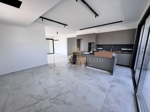 Penthouse for rent in Mésa Geitoniá