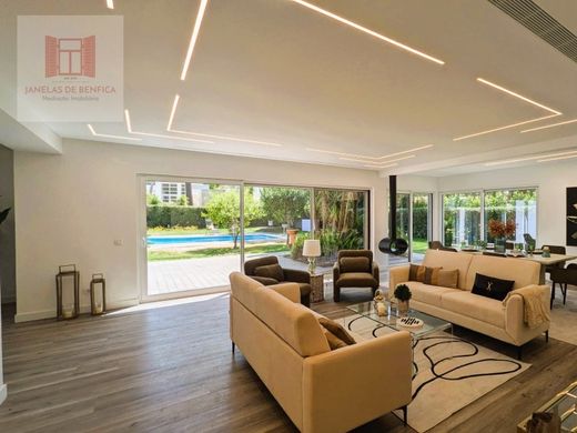 Detached House in Aroeira, Almada