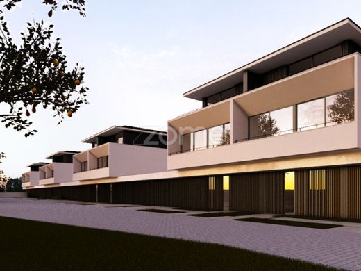 ヴィラ・ノヴァ・デ・ガイア
, Vila Nova de Gaiaの高級住宅