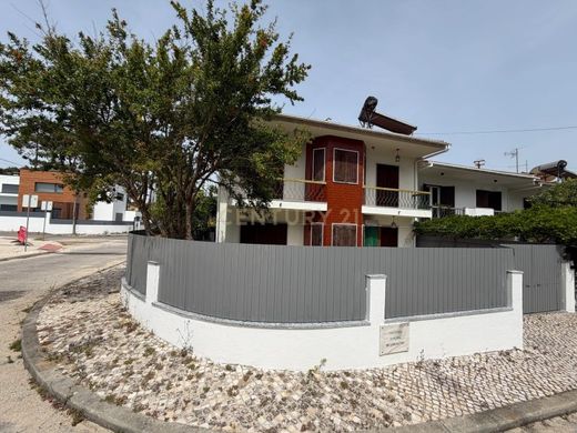 Luxury home in Charneca de Caparica, Almada