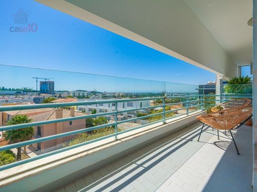 Apartment / Etagenwohnung in Oeiras, Lissabon