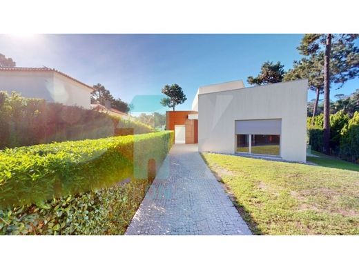 Luxury home in Aroeira, Almada
