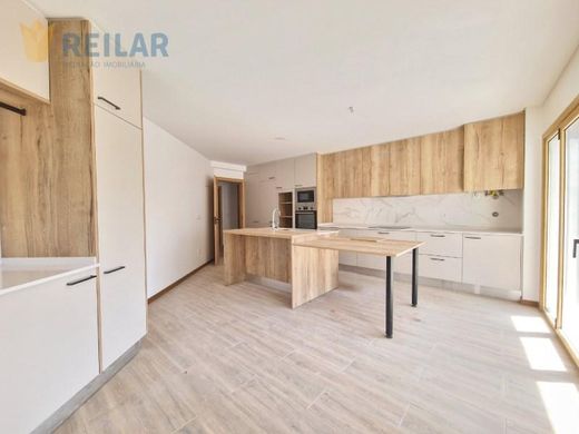 Apartment / Etagenwohnung in Vila Franca de Xira, Lissabon