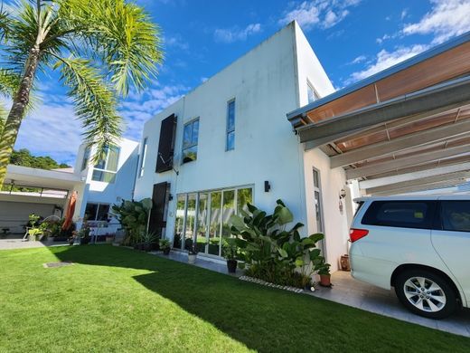 Twee-onder-een-kapwoning in Kampong Kota Batu