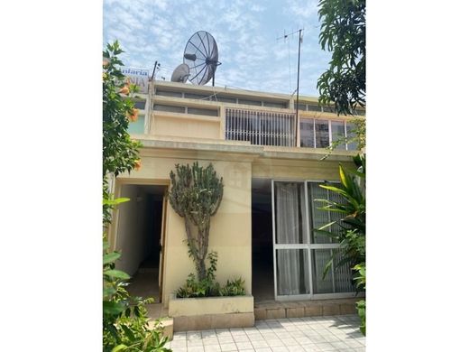 Twee-onder-een-kapwoning in Luanda, Luanda Province