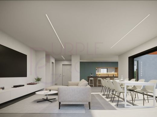 Luxury home in Aroeira, Almada