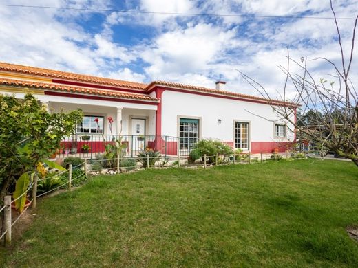 Mehrfamilienhaus in Caldas da Rainha, Distrito de Leiria