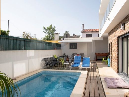 Luxury home in Aroeira, Almada