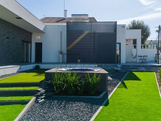 Luxury home in Charneca de Caparica, Almada