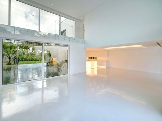 Detached House in Aroeira, Almada