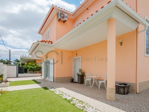 Luxury home in Aroeira, Almada
