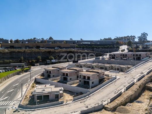 Элитный дом, Lousada, Distrito do Porto