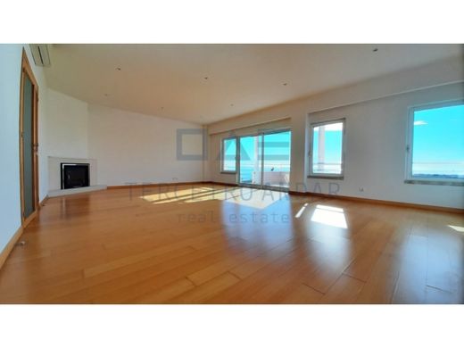 Apartment / Etagenwohnung in Oeiras, Lissabon