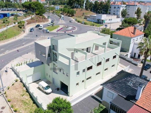 Kamienica w Amadora, Distrito de Lisboa