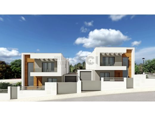 Luxury home in Charneca de Caparica, Almada