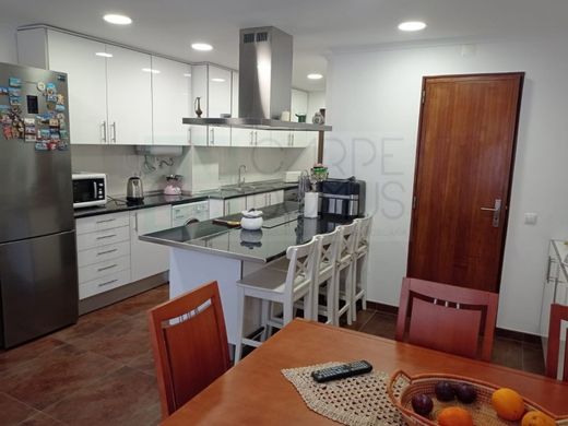 Apartment / Etagenwohnung in Alvalade, Lisbon