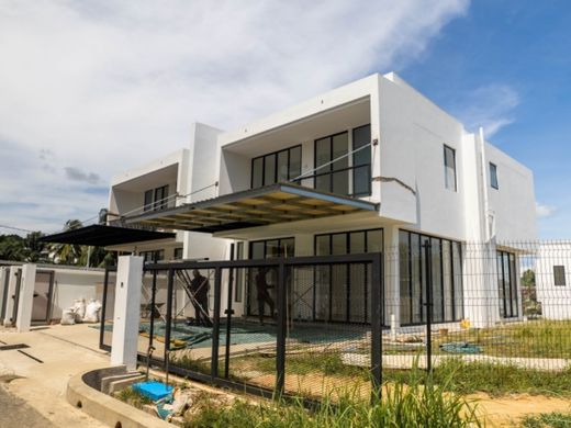 Villa multifamiliale à Kampong Berakas, Daerah Brunei dan Muara