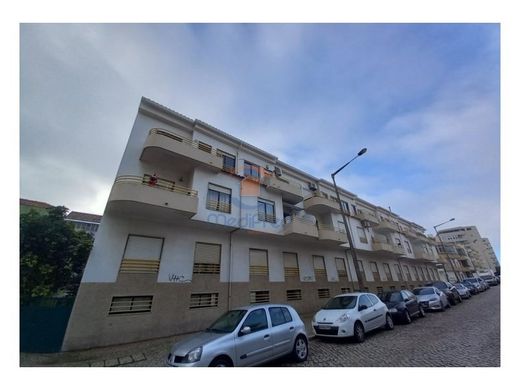 Apartment / Etagenwohnung in Almada, Distrito de Setúbal