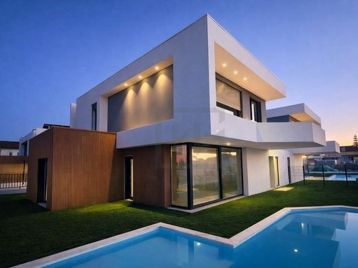 Luxury home in Aroeira, Almada