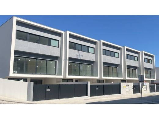 Mehrfamilienhaus in Lousada, Distrito do Porto