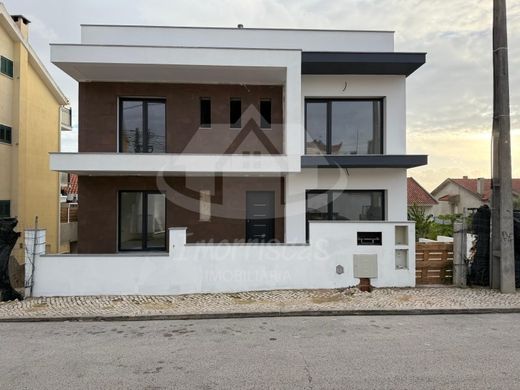 Detached House in Loures, Lisbon