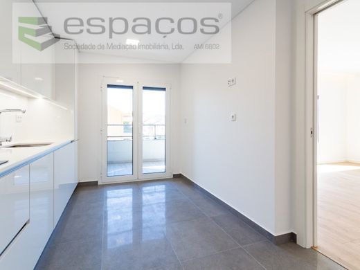 Apartment / Etagenwohnung in Vila Franca de Xira, Lissabon