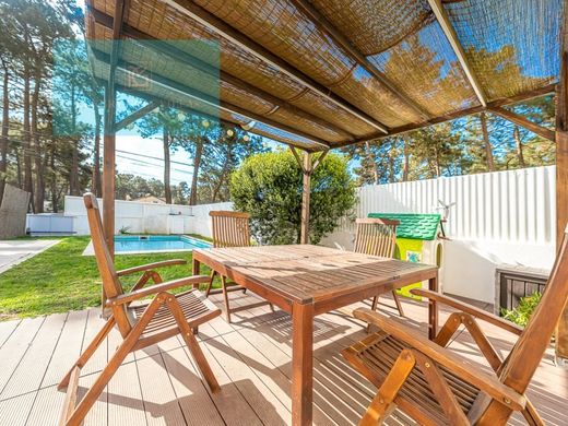 فيلا شبه مستقلة ﻓﻲ Aroeira, Almada