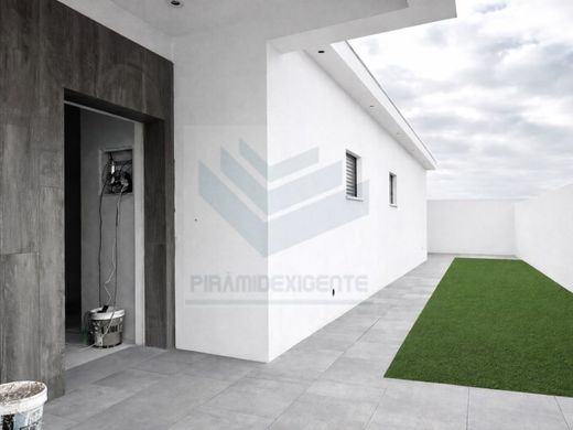 Vrijstaand huis in Moita, Distrito de Setúbal