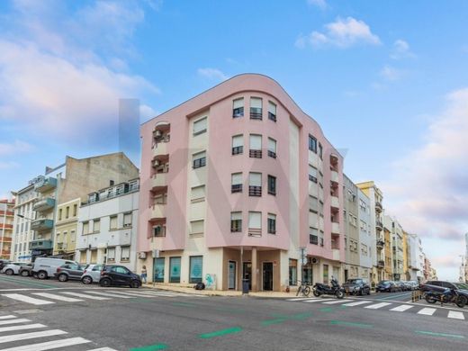Apartment / Etagenwohnung in Campo de Ourique, Lisbon